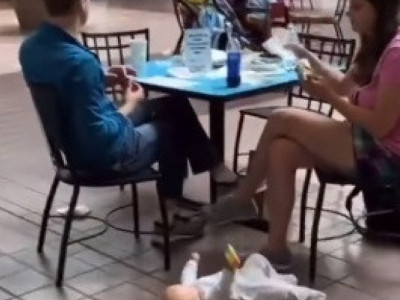 Oni su kandidati za RODITELJE godine: Zavalili se u stolice i odmaraju, a bebu ostavili na HLADNOM PODU