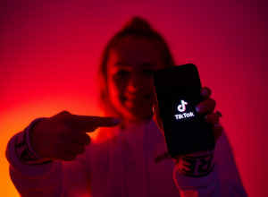 Dve DEVOJČICE preminule zbog NOVOG TikTok izazova: Roditelji obratite pažnju na vašu decu!