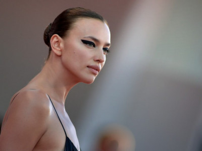 Irina Šajk nedoljiva u haljini koja je HIT sezone, a u Srbiji se RASPRODALA: Odabrali smo modele od 2.600 dinara, a možete ih STALNO nositi
