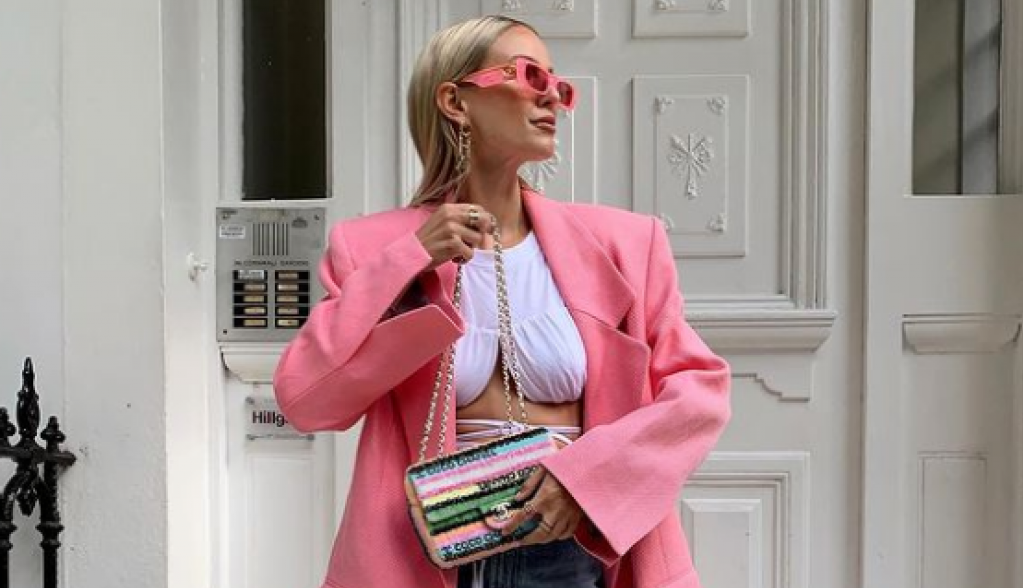 Uticajna influenserka diktira modne trendove: Caka je u odeći koju svako od nas može da priušti